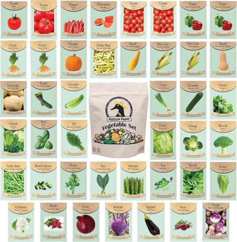 Op de afbeelding: Een verzameling van vijfenveertig individuele zaadzakjes gerangschikt in een raster, met diverse groenten zoals tomaten, paprika's, wortelen en pompoen, rondom een centraal beige zakje met het label Freedom Farms Vegetable Set en een eendenlogo.