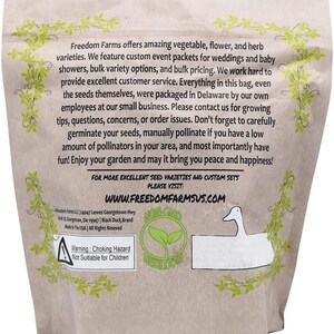 Op de afbeelding: Een beige papieren zakje voor zaden met groene wijnrankillustraties aan de zijkanten en een witte eendafbeelding. De tekst vermeldt Freedom Farms, kweektips en de website www.freedomfarmsus.com. Bevat een non-gmo-logo.