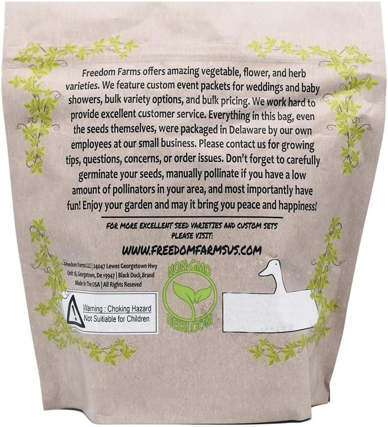 Op de afbeelding: Een beige papieren zakje voor zaden met groene wijnrankillustraties aan de zijkanten en een witte eendafbeelding. De tekst vermeldt Freedom Farms, kweektips en de website www.freedomfarmsus.com. Bevat een non-gmo-logo.