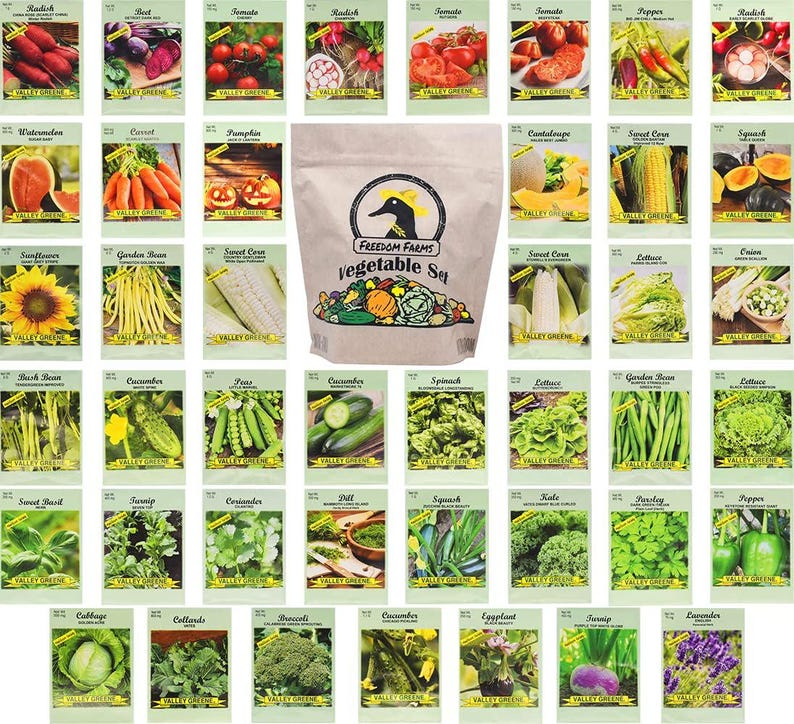 Op de afbeelding: Een grote beige zak met het label Freedom Farms Vegetable Set en een eendenlogo, omringd door veertig individuele zaadzakjes met diverse groenten zoals tomaten, wortels, ma&iuml;s, sla en kruiden, elk voorzien van de merknaam Valley Greene.
