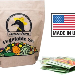 Op de afbeelding: Een bruine papieren zak met het label Freedom Farms Vegetable Set met een zwart eendenlogo met een gele hoed, voorzien van een kleurrijke illustratie van diverse groenten en een rechthoekig Made in USA-bord met de Amerikaanse vlag.
