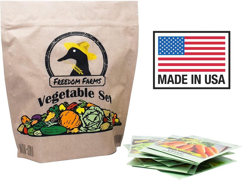 Op de afbeelding: Een bruine papieren zak met het label Freedom Farms Vegetable Set met een zwart eendenlogo met een gele hoed, voorzien van een kleurrijke illustratie van diverse groenten en een rechthoekig Made in USA-bord met de Amerikaanse vlag.
