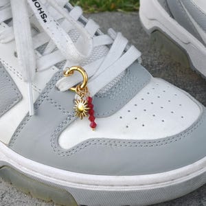 Dije de cordón para zapatillas Sun, regalo para mujer con detalle de cuentas rojas y rosas, accesorio personalizado para un atuendo moderno, estilo vacacional o look de festival.