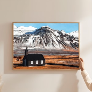 Decorazione murale della Chiesa Nera islandese, stampa del paesaggio di Búðakirkja, arredamento minimalista nordico, fotografia di montagne innevate, tela con natura rustica
