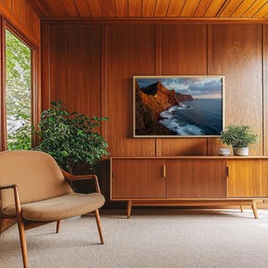 K&ouml;nnte beinhalten: Ein Wohnzimmer im Mid-Century-Modern-Stil mit Holzvert&auml;felung und einem gro&szlig;en Fenster. Ein beigefarbener Sessel steht in der N&auml;he des Fensters. Ein Holzschrank mit einem gerahmten Landschaftsbild steht an der Wand. Topfpflanzen sorgen f&uuml;r einen Hauch von Gr&uuml;n.