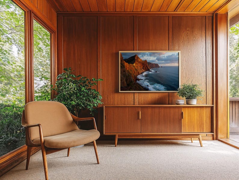 K&ouml;nnte beinhalten: Ein Wohnzimmer im Mid-Century-Modern-Stil mit Holzvert&auml;felung und einem gro&szlig;en Fenster. Ein beigefarbener Sessel steht in der N&auml;he des Fensters. Ein Holzschrank mit einem gerahmten Landschaftsbild steht an der Wand. Topfpflanzen sorgen f&uuml;r einen Hauch von Gr&uuml;n.