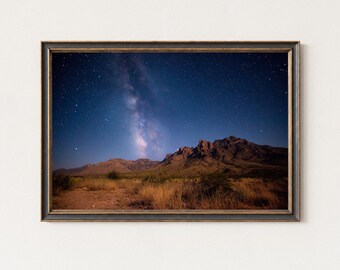 Impresión de la Vía Láctea elevándose sobre el paisaje del desierto de Big Bend