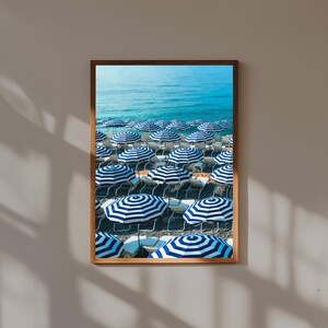 Impresión de playa con sombrilla a rayas: arte mural costero mediterráneo, póster fotográfico de verano en azul y blanco, decoración de la Riviera Francesa