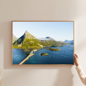 Stampa artistica da parete Norvegia, paesaggio costiero delle Lofoten, vista sulle montagne e sull'oceano, decorazione naturale scandinava, grande tela per la casa moderna