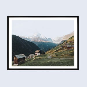 Schweizer Alpen Wandkunst – Matterhorn Bergdorf Fotografie Druck – Rustikale Alpenlandschaft | Gerahmt oder Ungerahmt