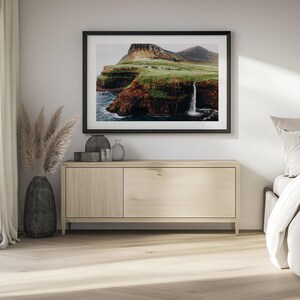 Stampa fotografica delle Isole Faroe – Cascata di Gásadalur – Paesaggio costiero nordico – Decorazione con scogliera oceanica spettacolare