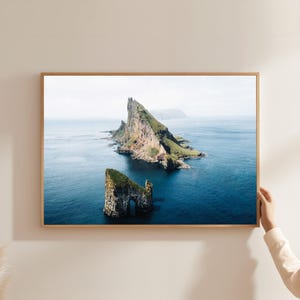 Färöer-Inseln Wand Kunst Druck, Drangarnir Meeresbogen Landschaft Foto, Nordische Küsten Dekoration, Natur Fotografie Poster mit Rahmen