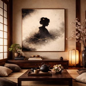 Può includere: Una serena scena d'interni con una grande opera d'arte incorniciata raffigurante una silhouette di geisha in bianco e nero. La stanza comprende un tavolino basso in legno con un set da tè, cuscini e un bonsai, creando un'atmosfera tranquilla. Una lanterna di carta fornisce una luce soffusa.
