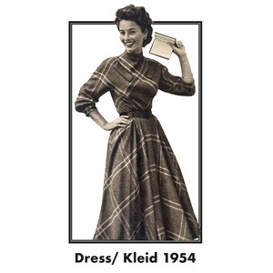 Może przedstawiać: Sukienka w stylu vintage z 1954 roku. Sukienka ma brązowo-biały wzór w kratę, wysoki dekolt i rozkloszowaną spódnicę. Kobieta na zdjęciu trzyma małą książkę i uśmiecha się. Tekst na dole brzmi "Dress/ Kleid 1954."