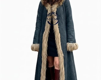 Può includere: Un cappotto lungo grigio antracite scuro con un bordo spesso in pelliccia sintetica marrone chiaro lungo l'apertura frontale, il colletto e i polsini. Il cappotto presenta una finitura in tessuto testurizzato e un logo blu scuro con la scritta SHINE.