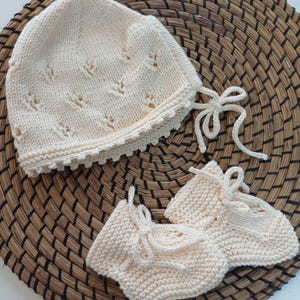 Set di berretto e scarpine per neonata lavorati a maglia e fatti a mano: regalo per la nascita