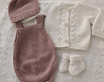 Handmade Organic Cotton Knit Baby Outfit – 5-Piece Newborn Set