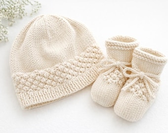 Handgestricktes Baby-Mützchen- und Schühchen-Set aus Bio-Baumwolle, Geschenk zur Geburt