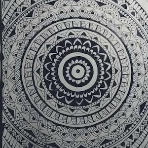 Intricato mandala da parete disegnato a mano / Disegno meditativo a inchiostro / Decorazione zen per la casa