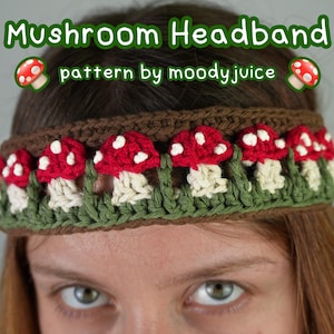 Puede incluir: Una diadema de crochet marrón con aplicaciones de setas rojas y blancas. La diadema tiene el texto "Mushroom Headband pattern by moodyjuice".