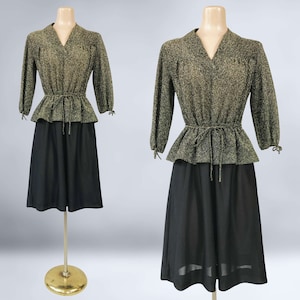 VINTAGE Robe disco à basque noire et dorée métallisée des années 70 Robe secrétaire Studio 54 en lurex des années 1970 VFG image 1