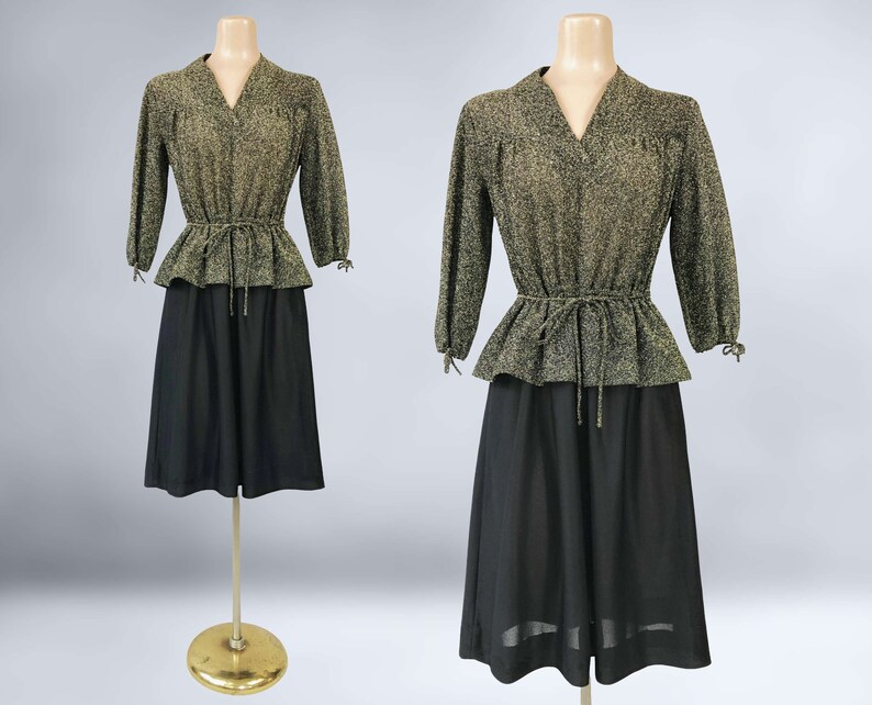 VINTAGE Robe disco à basque noire et dorée métallisée des années 70 Robe secrétaire Studio 54 en lurex des années 1970 VFG image 1