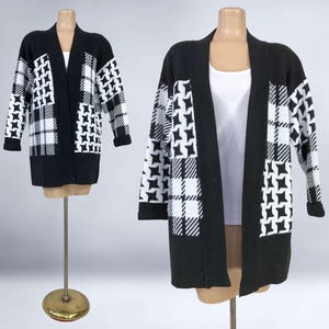 ヴィンテージ 80 年代 幾何学模様 ブラック & ホワイト チェック カーディガン セーター (Sweater Bazaar 製) | 1980 年代 オーバーサイズ オープンフロント セーター ジャケット ジャンパー | VFG
