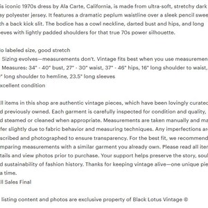 Puede incluir: Vestido gris oscuro de los a&ntilde;os 70 de Ala Carte, California, hecho de punto de poli&eacute;ster el&aacute;stico. Con cintura peplum, falda l&aacute;piz, cuello de barco, busto y caderas con pinzas, y mangas largas. Medidas: 86-102cm pecho, 69-76cm cintura, 94-117cm caderas.