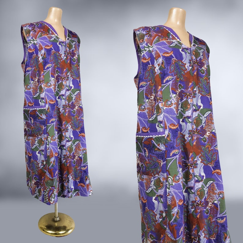 VINTAGE 70s Purple Floral Op-Art Zip Front House Dress with Hip Pockets Plus Size Volup 1970s Smock Kaftan Dress VFG image 4