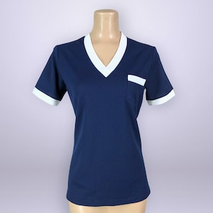 VINTAGE 70er Jahre Sportliches Navy und Weiß V Neck Pocket Top By Sears L XL | 1970er Jahre Kurzarm Hemdbluse | VFG