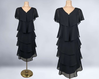 VINTAGE 80er Jahre Schwarzes gestuftes Georgette-Cocktailkleid von Patra Größe 16 | 1980er Jahre Gothic Flapper Kleid Plus Size Volup | VFG