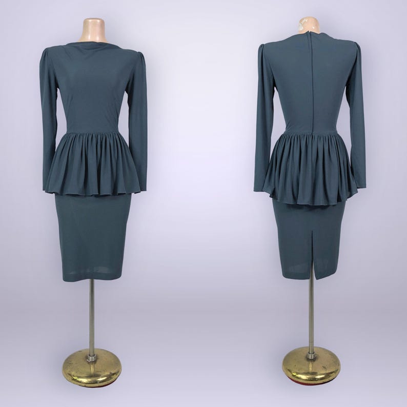 Puede incluir: Un vestido de color verde azulado con mangas largas y cintura peplum. El vestido tiene una falda l&aacute;piz ajustada y se muestra en un maniqu&iacute;. El vestido se muestra desde el frente y la espalda.