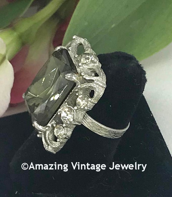 Sarah Coventry CELEBRITY Ring from 1962 * Vintage… - image 2