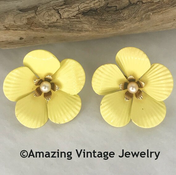 Sarah Coventry PRIMROSE Earrings from 1962 * Vintage Sarah Coventry Earrings * Sarah Coventry Yellow Earrings Sarah Coventry Flower Earrings