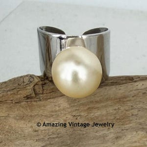 Sarah Coventry SPACE AGE Ring from 1970  * Vintage Sarah Cov Silver and Pearl Ring