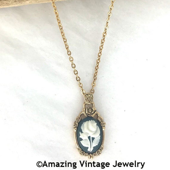 Sarah Coventry COVENTRY CAMEO Necklace from 1980 *