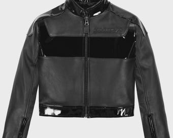 Chaqueta de moto Avirex negra de piel sintética: estilo motero corto urbano.