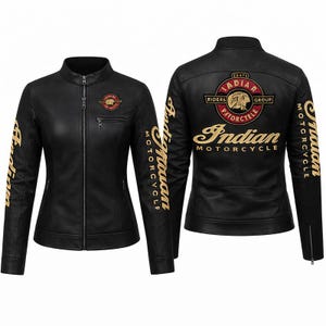 Puede incluir: Chaqueta de moto de cuero negro con letras y parches dorados. La chaqueta tiene una cremallera frontal, un cuello alzado y las palabras "Indian Motorcycle" en la espalda y las mangas. Los parches incluyen las palabras "Riders Group".