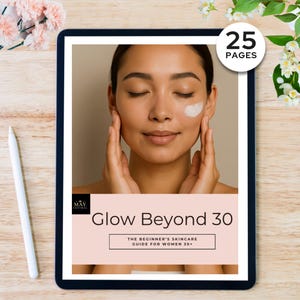 Puede incluir: Una tableta digital que muestra la portada de un libro electrónico rosa y blanco con el título "Glow Beyond 30: The Beginner's Skincare Guide for Women 30+". La portada presenta a una mujer con los ojos cerrados, aplicándose crema hidratante en la cara. El libro electrónico tiene 25 páginas.