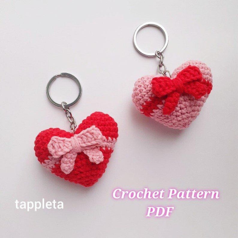 Heart with Bow keychain crochet pattern, Coquette heart crochet, Valentines matching keychains couple, Amigurumi heart Girly accessories DIY, matching keychain gift for couple, Taylor Swift heart, Coquette bag charm, Valentine day gifts for class, teacher appreciation, galentine keychain crochet, wedding favors handmade, teen girl keychains, girly accesssory, backpack charm, summer decor crochet, V day gifts handmade, heart ornament, tappleta crochet pattern
