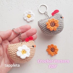Chicken with flowers keychain crochet pattern, Flower chicken Easter crochet gift, Mother day keychains, Chicken lover gift, Girly accessory, Mabel chicken keychain, Easter crochet pattern, Easter day favor class, teacher appreciation, Summer chicken, mini daisy crochet, small handmade gift, bag charm, gift for grandmother, school party favor, teacher appreciation, gift for friends, mother day gift, small party favor handmade, chicken ornament, beginner friendly pattern, easy crochet gift idea