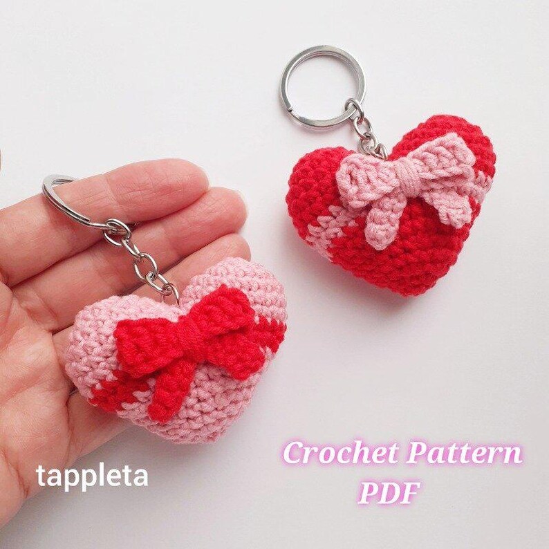 Heart with Bow keychain crochet pattern, Coquette heart crochet, Valentines matching keychains couple, Amigurumi heart Girly accessories DIY, matching keychain gift for couple, Taylor Swift heart, Coquette bag charm, Valentine day gifts for class, teacher appreciation, galentine keychain crochet, wedding favors handmade, teen girl keychains, girly accesssory, backpack charm, summer decor crochet, V day gifts handmade, heart ornament, tappleta crochet pattern