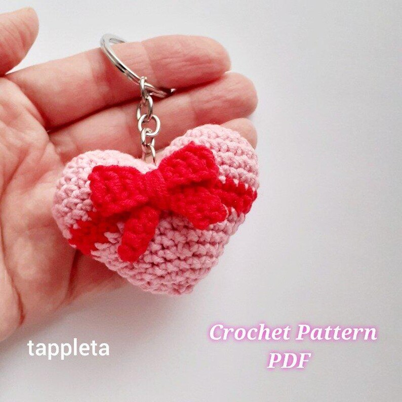 Heart with Bow keychain crochet pattern, Coquette heart crochet, Valentines matching keychains couple, Amigurumi heart Girly accessories DIY, matching keychain gift for couple, Taylor Swift heart, Coquette bag charm, Valentine day gifts for class, teacher appreciation, galentine keychain crochet, wedding favors handmade, teen girl keychains, girly accesssory, backpack charm, summer decor crochet, V day gifts handmade, heart ornament, tappleta crochet pattern