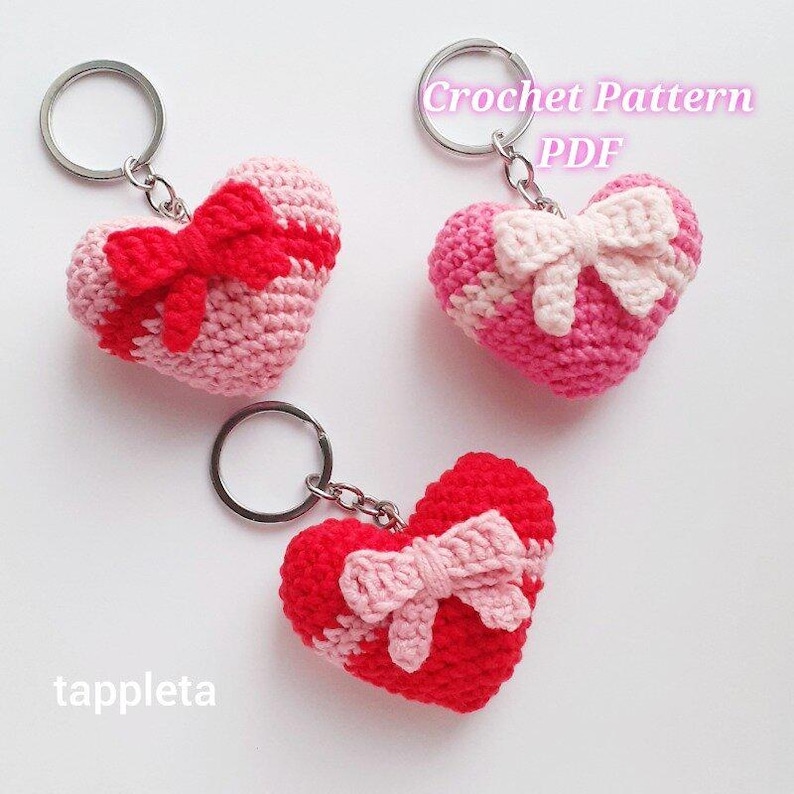 Heart with Bow keychain crochet pattern, Coquette heart crochet, Valentines matching keychains couple, Amigurumi heart Girly accessories DIY, matching keychain gift for couple, Taylor Swift heart, Coquette bag charm, Valentine day gifts for class, teacher appreciation, galentine keychain crochet, wedding favors handmade, teen girl keychains, girly accesssory, backpack charm, summer decor crochet, V day gifts handmade, heart ornament, tappleta crochet pattern