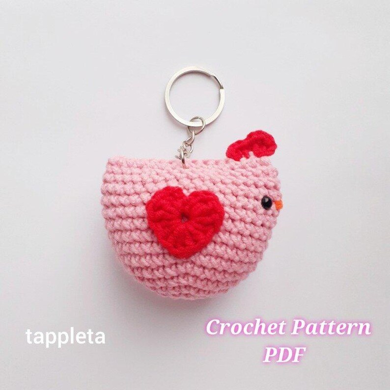Valentine chicken keychain crochet pattern, Chicken with heart, Valentines keychains for couple, Chicken lover gift, Galentines day gift, mabel chicken keychain, Valentines day crochet pattern, Pink girly accessories, Valentines day favor for class, teacher appreciation,  bag charm crochet, gift for grandmother, school party favor, gift for friends, mother day gift, small party favor handmade, chicken ornament, beginner friendly pattern, easy crochet gift idea,tappleta crochet pattern