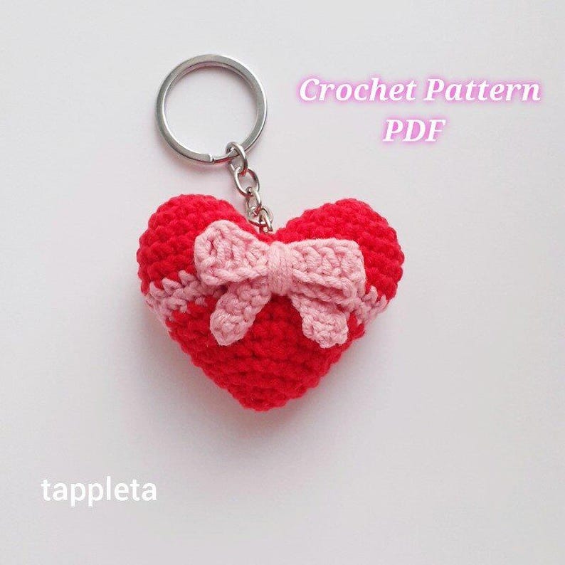 Heart with Bow keychain crochet pattern, Coquette heart crochet, Valentines matching keychains couple, Amigurumi heart Girly accessories DIY, matching keychain gift for couple, Taylor Swift heart, Coquette bag charm, Valentine day gifts for class, teacher appreciation, galentine keychain crochet, wedding favors handmade, teen girl keychains, girly accesssory, backpack charm, summer decor crochet, V day gifts handmade, heart ornament, tappleta crochet pattern