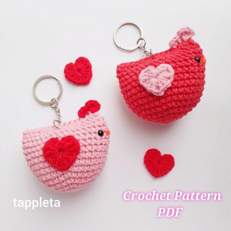 Valentine chicken keychain crochet pattern, Chicken with heart, Valentines keychains for couple, Chicken lover gift, Galentines day gift, mabel chicken keychain, Valentines day crochet pattern, Pink girly accessories, Valentines day favor for class, teacher appreciation,  bag charm crochet, gift for grandmother, school party favor, gift for friends, mother day gift, small party favor handmade, chicken ornament, beginner friendly pattern, easy crochet gift idea,tappleta crochet pattern