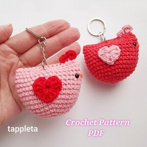 Valentine chicken keychain crochet pattern, Chicken with heart, Valentines keychains for couple, Chicken lover gift, Galentines day gift, mabel chicken keychain, Valentines day crochet pattern, Pink girly accessories, Valentines day favor for class, teacher appreciation,  bag charm crochet, gift for grandmother, school party favor, gift for friends, mother day gift, small party favor handmade, chicken ornament, beginner friendly pattern, easy crochet gift idea,tappleta crochet pattern
