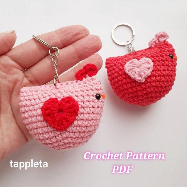 Valentine chicken keychain crochet pattern, Chicken with heart, Valentines keychains for couple, Chicken lover gift, Galentines day gift, mabel chicken keychain, Valentines day crochet pattern, Pink girly accessories, Valentines day favor for class, teacher appreciation,  bag charm crochet, gift for grandmother, school party favor, gift for friends, mother day gift, small party favor handmade, chicken ornament, beginner friendly pattern, easy crochet gift idea,tappleta crochet pattern