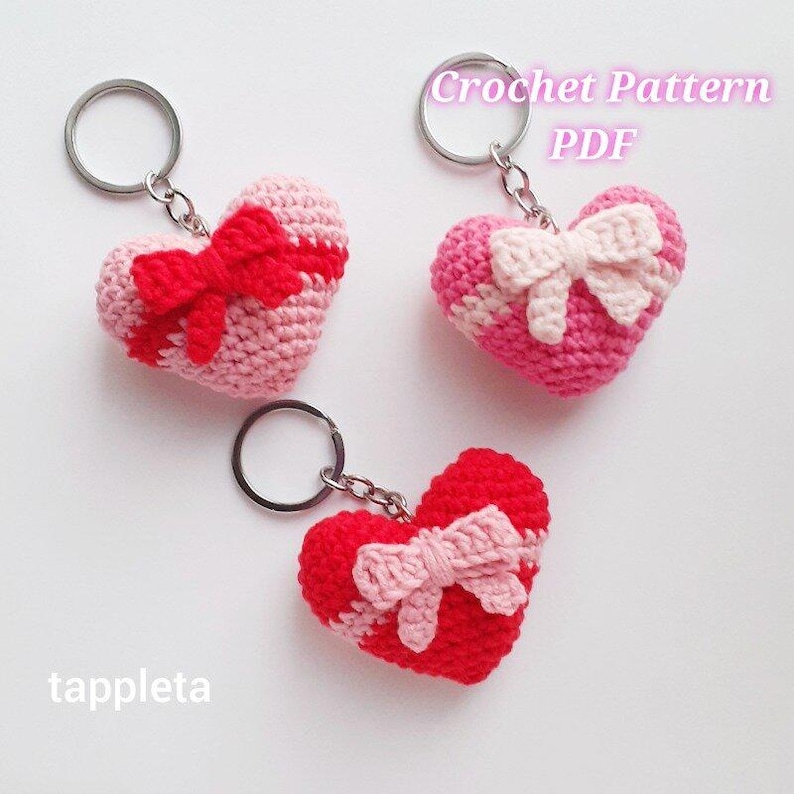 Heart with Bow keychain crochet pattern, Coquette heart crochet, Valentines matching keychains couple, Amigurumi heart Girly accessories DIY, matching keychain gift for couple, Taylor Swift heart, Taylor & Travis engagement, Coquette bag charm, Valentine day gifts for class, teacher appreciation, galentine gift keychain crochet, wedding favors handmade, teen girl keychains, girly accesssory, backpack charm, summer decor crochet, V day gifts handmade, heart ornament, tappleta crochet pattern